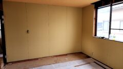 耐震工事完了 フローリング施行して耐震壁にボード貼りをしてます。